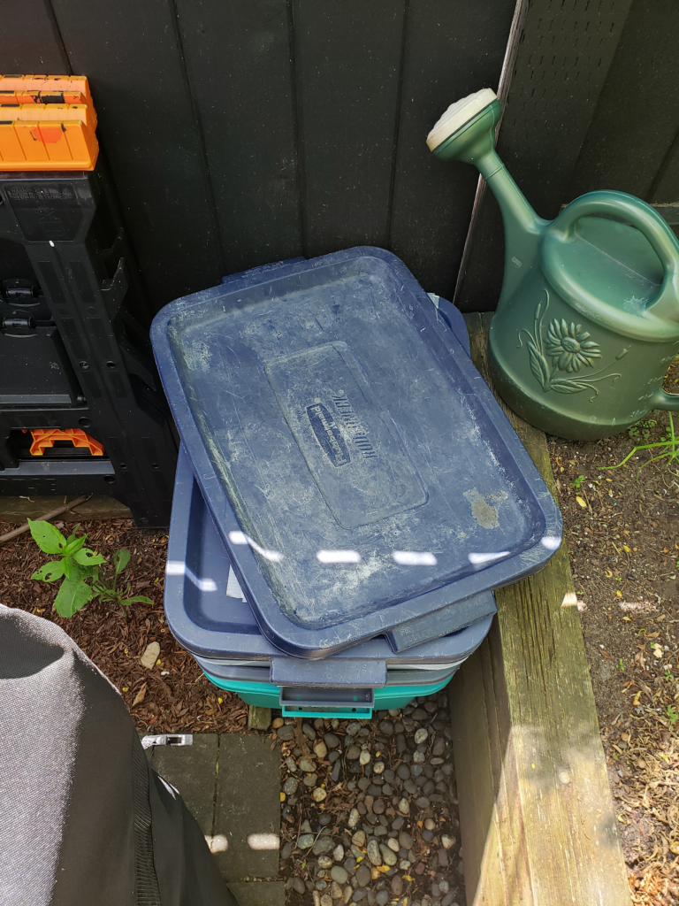 Temp stacking worm bin lid